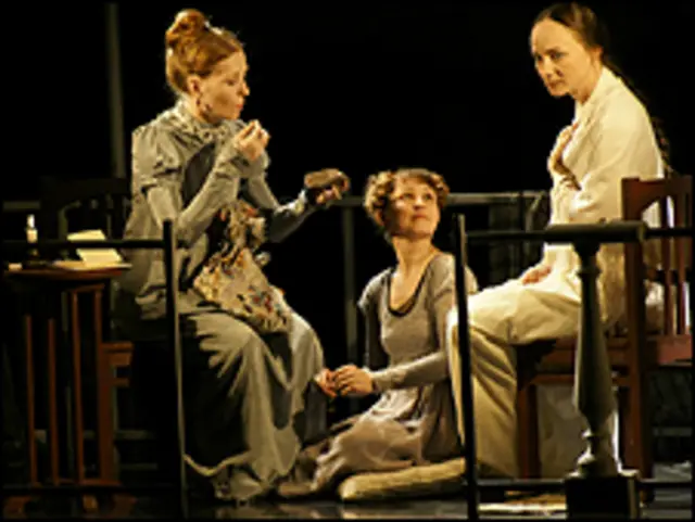 Сцена из спектакля "Война и мир": Полина Кутепова, Мадлен Джабраилова, Галина Тюнина. Фото Алексея Харитонова