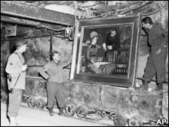 Американские военные у картины Эдуарда Мане