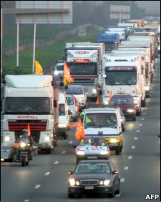 Caminhões engrossaram operação-tartaruga em Lille, no norte do país