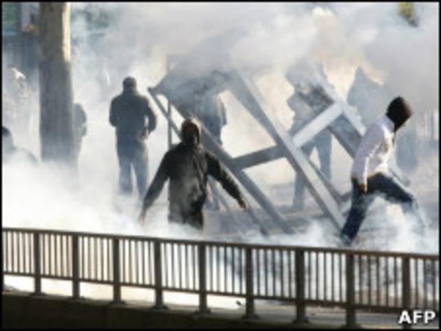 Manifestantes se chocam com a polícia em Nanterre, perto de Paris