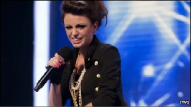 年仅17岁的雪儿·劳埃德以独特的演唱风格成为本届英国偶像的夺冠热门