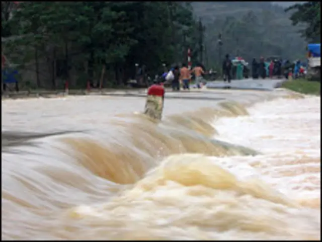 Lũ đang làm ngưng trệ giao thông miền Trung Việt Nam -hình của trang VietnamNet