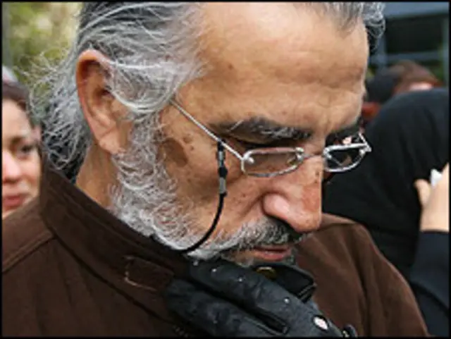 فريدون شهبازيان در تشييع پيكر «خاطره پروانه» رديف‌دان وخواننده ايرانی