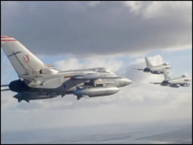 英国皇家空军旋风式战机和阵风式战机凌空照