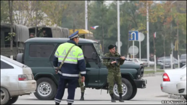 Милицейский кордон у здания парламента Чечни 19 октября 2010 года