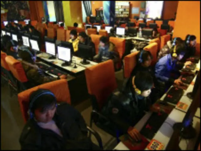 انٹرنٹ استمعال کرتے لوگ