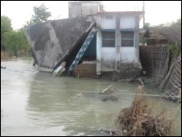 बिहार में कोसी की बाढ़ से बड़ी संख्या में मकान तबाह हुए थे