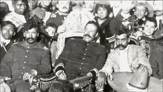 Francisco Villa en el sillón presidencial. (Cortesía del Archivo Gustavo Casasola)