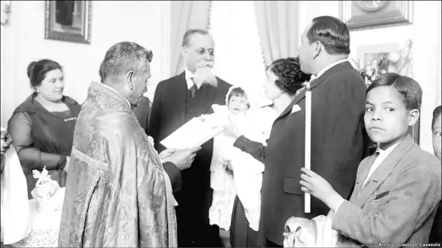 Bautismo en una casa mexicana. (Cortesía del Archivo Gustavo Casasola)