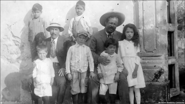 Francisco Villa con niños. (Cortesía del Archivo Gustavo Casasola)