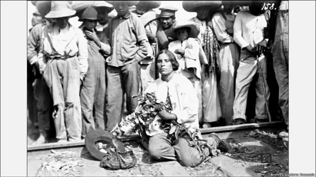 Curandera y gente a su alrededor. (Cortesía del Archivo Gustavo Casasola)