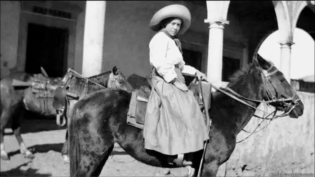 Mujer combatiente a caballo. (Cortesía del Archivo Gustavo Casasola)