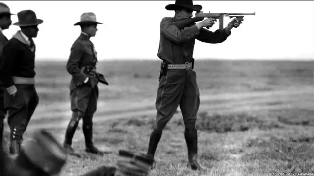 Combatientes disparando. (Cortesía del Archivo Gustavo Casasola)