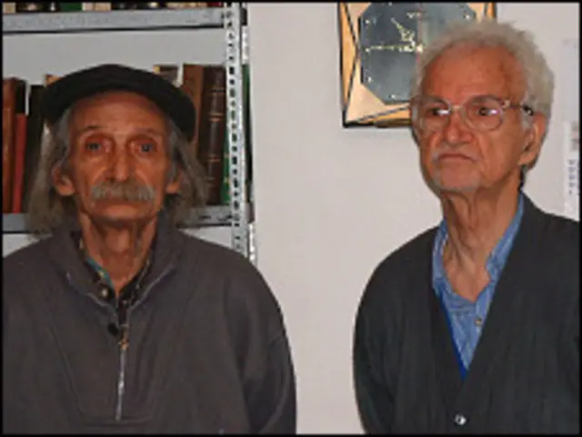 علی نقی منزوی (راست) در کنار برادرش احمد منزوی