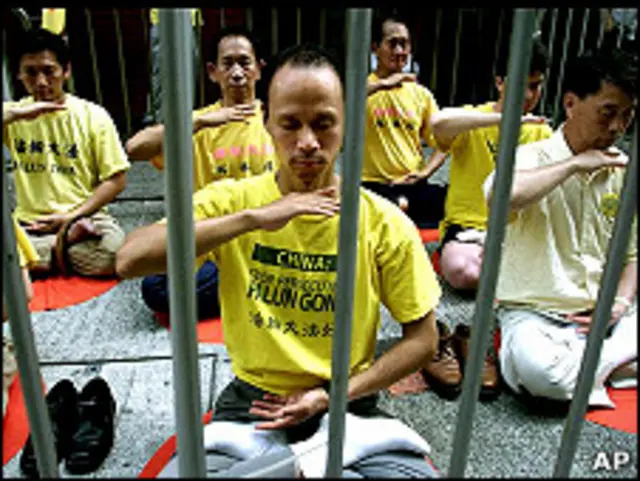 香港法輪功學員在示威區內練功(資料圖片)