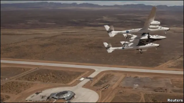 SpaceShip Two над космопортом "Америка"