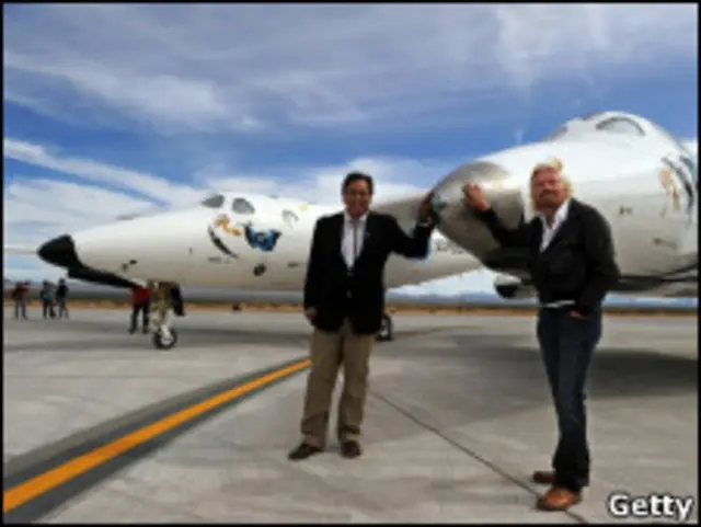 Губернатор штата Нью-Мексико Билл Ричардсон (слева) и босс группы Virgin сэр Ричард Брэнсон у самолета SpaceShip Two