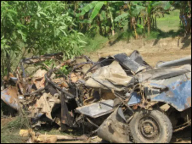 नक्सल विस्फोट में उड़ाई गई पुलिस की एक गाड़ी (फ़ाइल फ़ोटो)