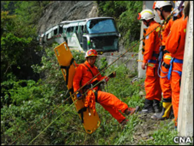 救援人员在苏花公路塌方现场垂吊下崖寻找失踪游客(台湾中央社图片24/10/2010)