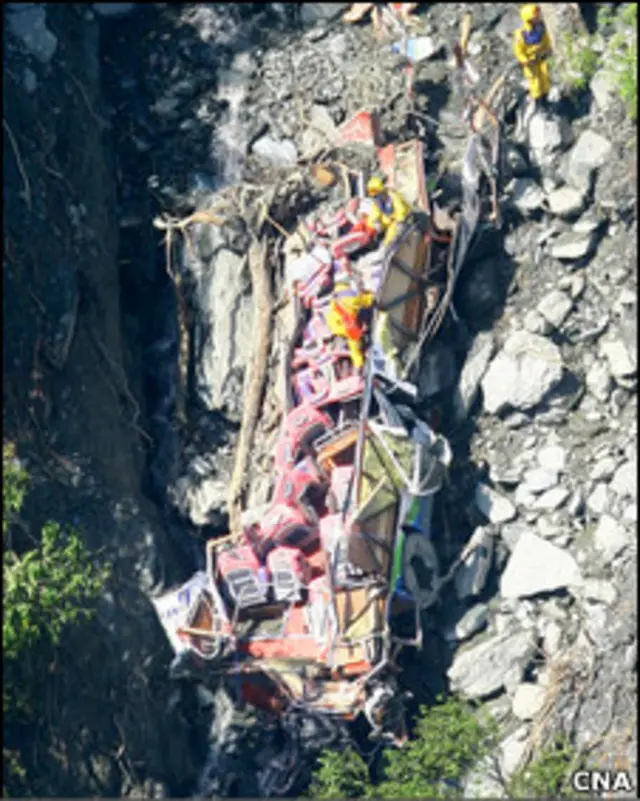 宜兰苏花公路塌方现场一辆坠崖客车严重变形(台湾中央社图片24/10/2010)