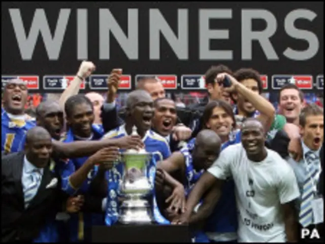 Футболисты "Портсмута" празднуют победу в Кубке Англии