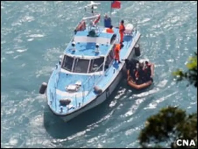 台湾军方潜水员在水下搜索遇难者（25/10/2010 中央通讯社图片）