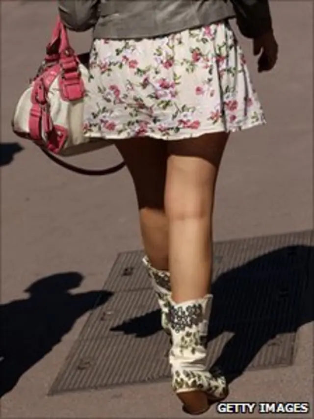 ممنوعیت پوشش در این شهر ساحلی در ایتالیا شامل دامن و جین های کوتاه می شود