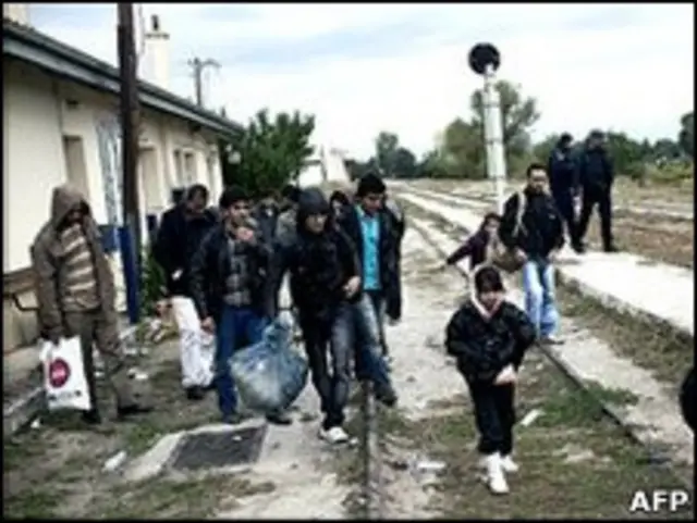 बिगड़ते आर्थिक हालात के शिकार ग़रीब आप्रवासी लोग भी हैं