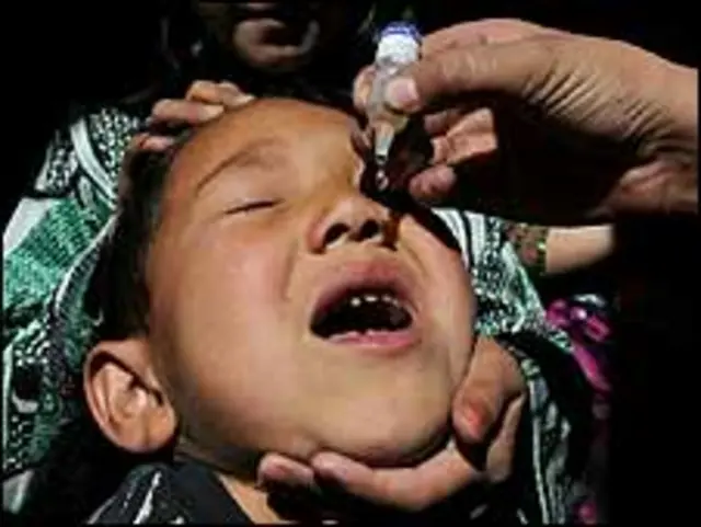 ပိုလီယို ကာကွယ်ဆေး တိုက်ကျွေးနေပုံ