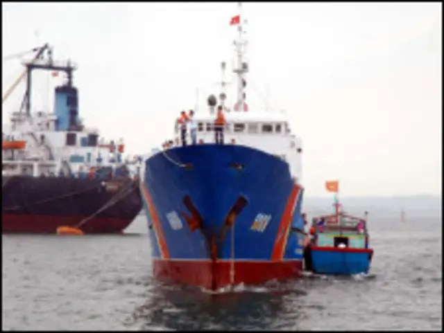 Tàu QNg 66478TS được tàu của cảnh sát biển lai dẫn (ảnh của báo SGGP)