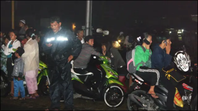 Banyak warga Padang, Sumatra Barat segera mengungsi setelah merasakan guncang gempa. 