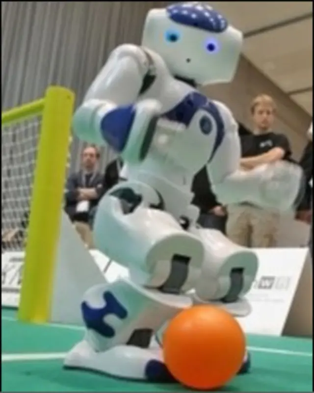 最难的是机器人没有”余光“。