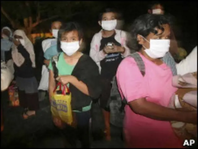 Autoridades retiram Indonésios que vivem perto do vulcão Merapi