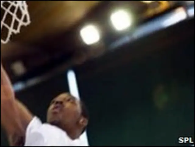 لاعب كرة سلة