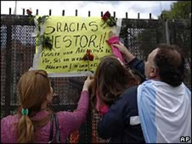 Personas dejan un mensaje en la Casa Rosada que dice: "Gracias Nestor"