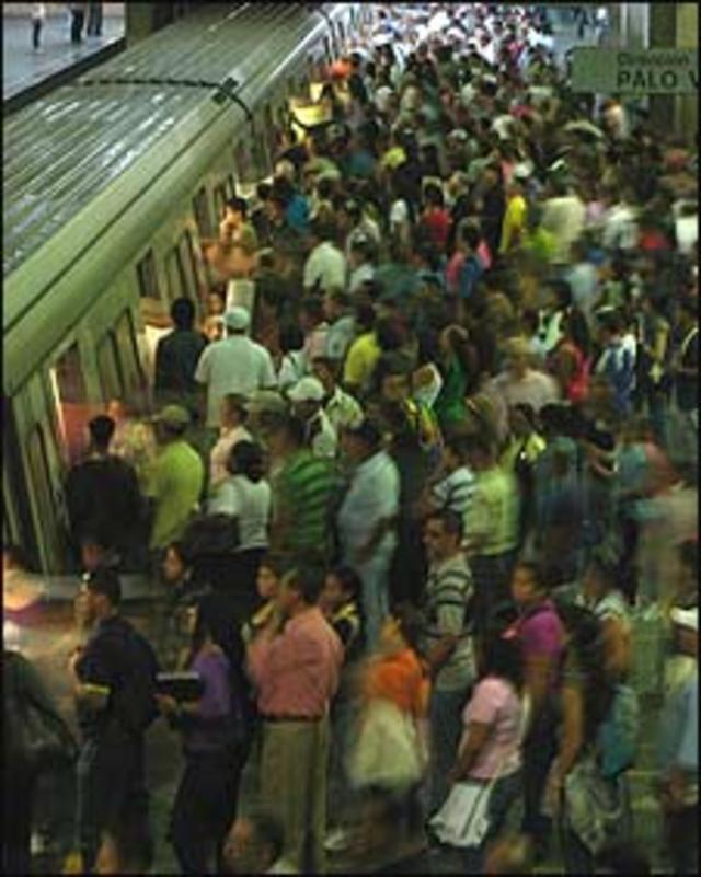Personas se agolpan para ingresar a los vagones del metro