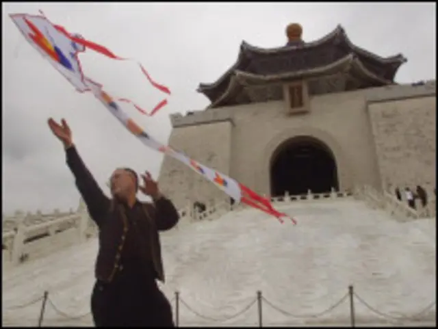 台北中正纪念堂前一男子在放印有国民党旗的风筝