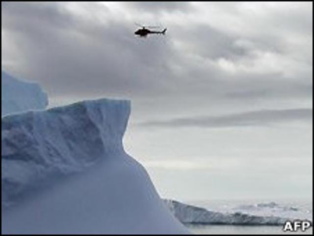 Вертолет над Антарктидой
