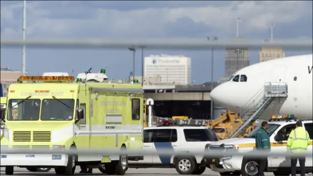 Tim petugas penanggulangan kondisi darurat Amerika dikerahkan menangani paket mencurigakan di sebuah pesawat kargo di bandara Newark, New Jersey. 