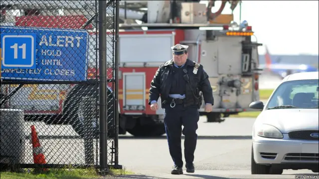 Paket lain ditemukan dan diturunkan dari sebuah pesawat angkutan kargo di bandara internasional Philadelphia.