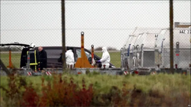 Di Brooklyn, New York, tim penjinak bahan peledak menurunkan paket yang dicurigai, namun barang itu dipastikan tidak memuat bahan peledak.