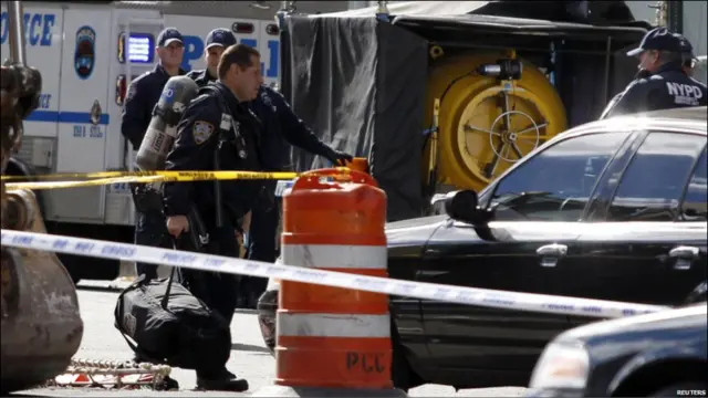 Tim petugas Inggris meneliti bendara mencurigakan di East Midlands