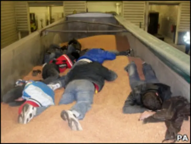 Maior controle marítimo faz com que imigrantes recorram a meios ainda mais arriscados para entrar na Europa