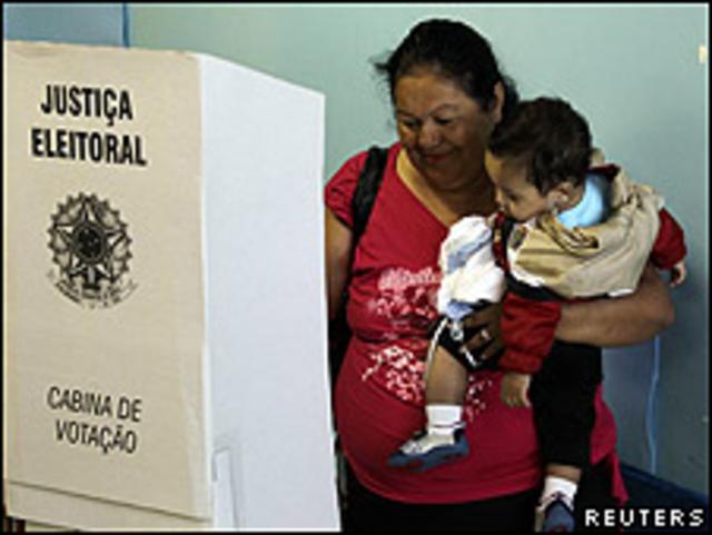 Mujer votando en Brasil