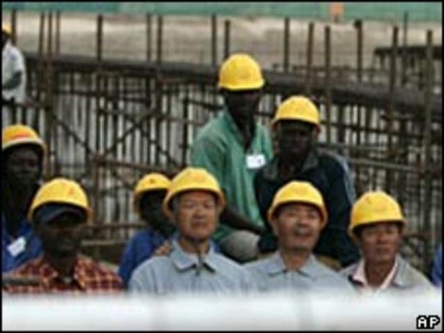 在非洲进行建筑项目的中国工人与非洲工人合影