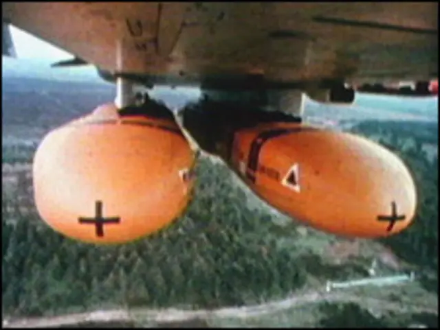 Кассетные боеприпасы под крылом самолета