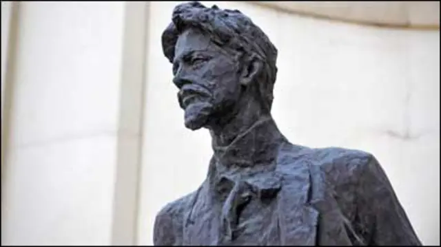 Скульптурне зображення Антона Чехова у Москві.