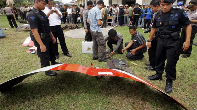 tim forensik kepolisian meneliti kepingan-kepingan yang terlepas dari Airbus A380