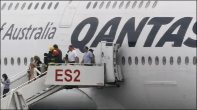 Qantas melakukan pendaratan darurat di Singapura