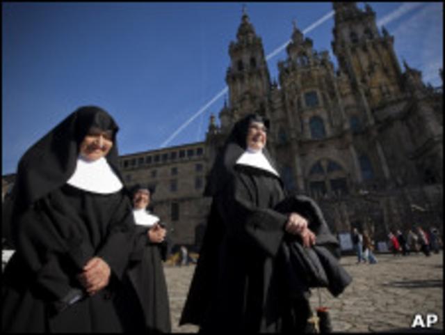 Монахини на фоне собора в Сантьяго